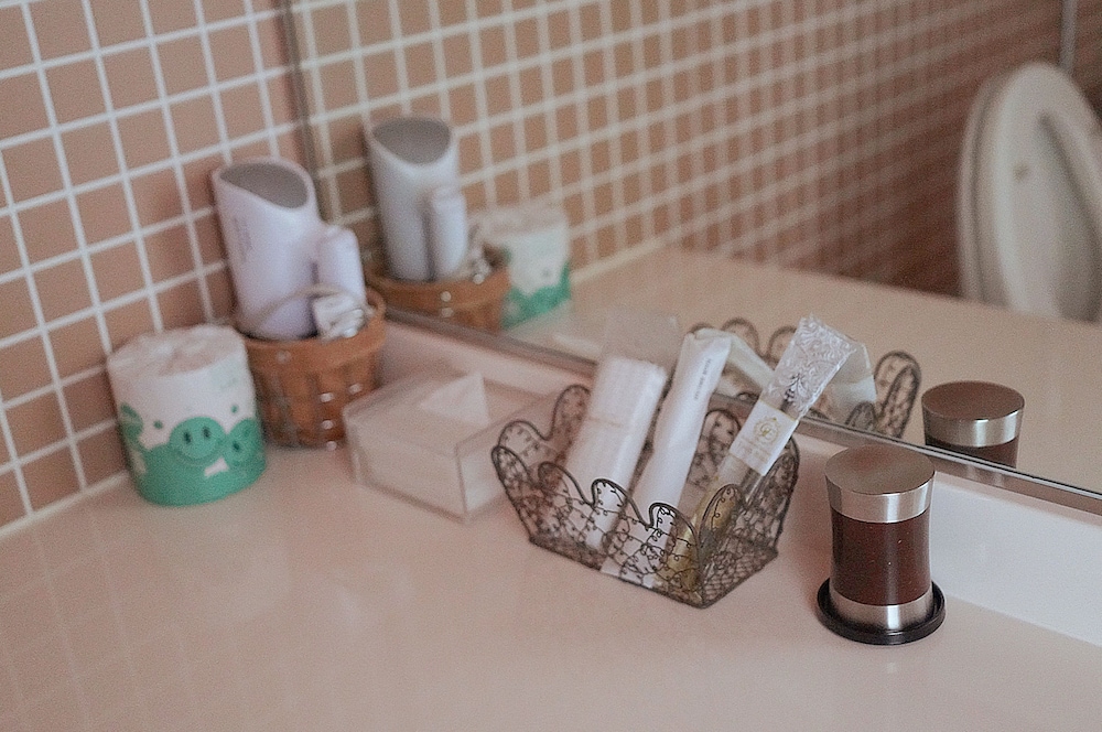 Bathroom amenities