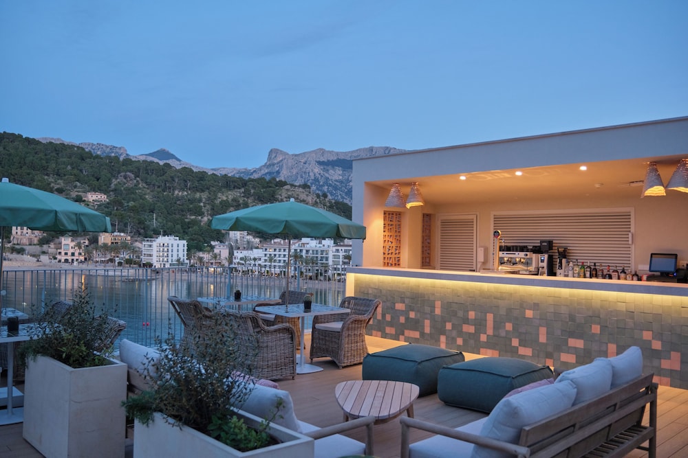 Poolside bar