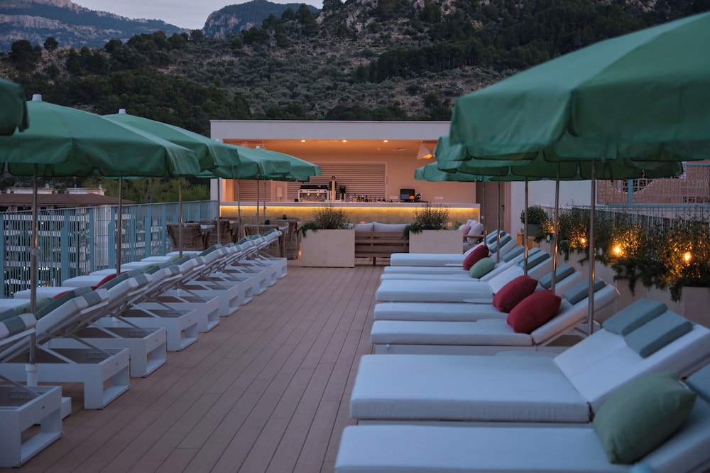 Poolside bar