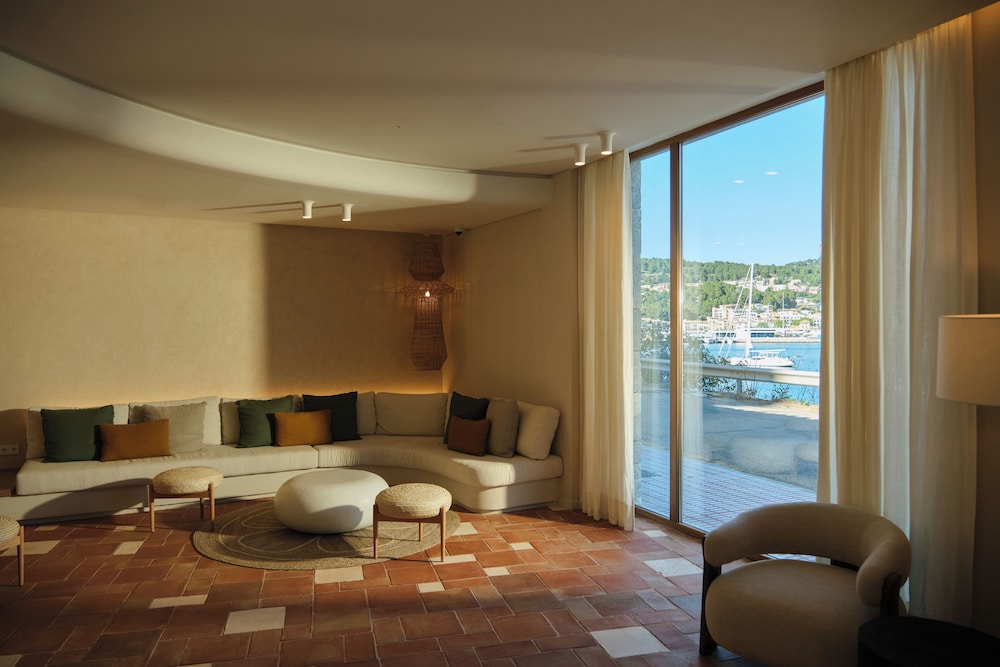 Lobby lounge