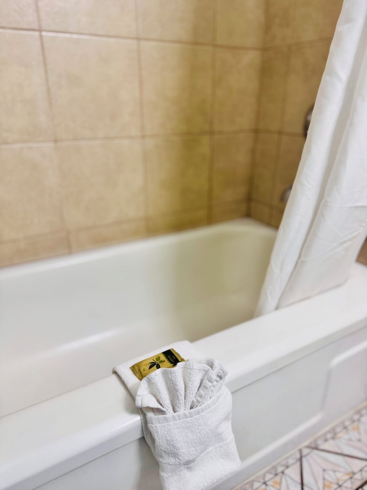 Deep soaking bathtub
