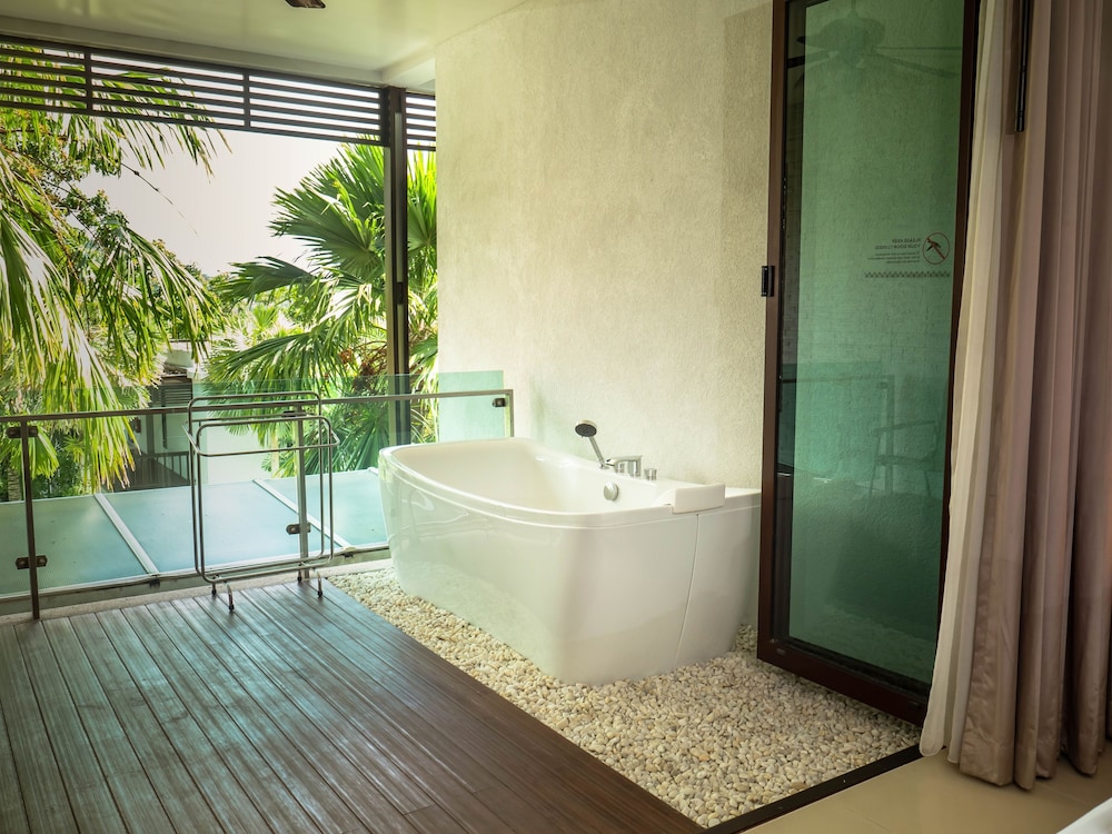 Private spa tub