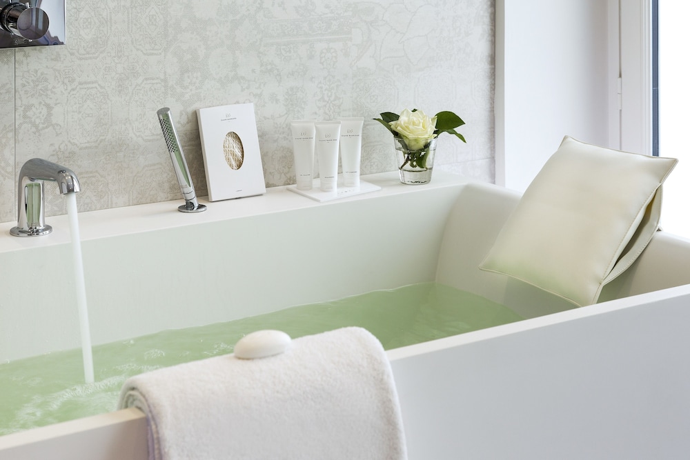 Deep soaking bathtub