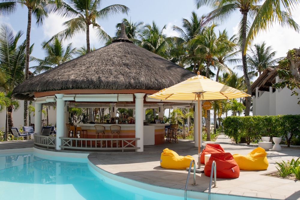 Poolside bar