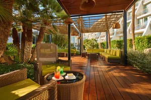 thumbnail: Poolside bar