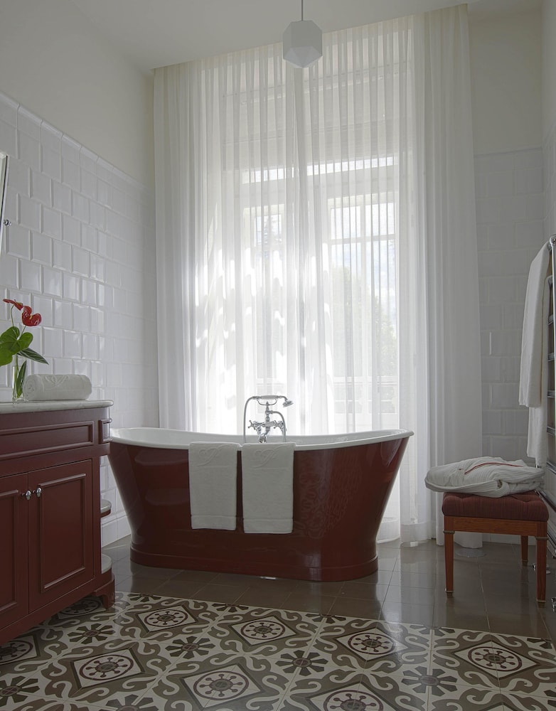 Deep soaking bathtub