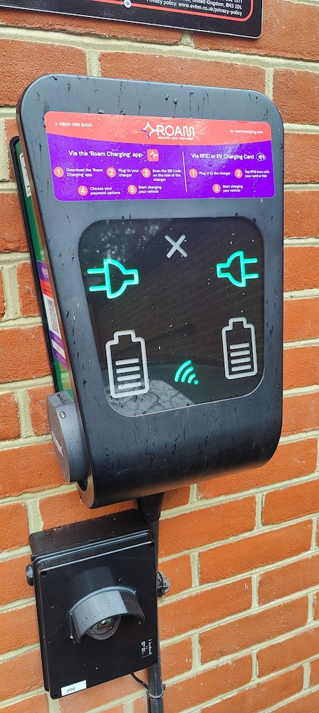 Electric vehicle charging station