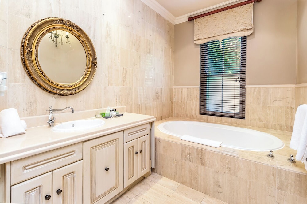 Deep soaking bathtub