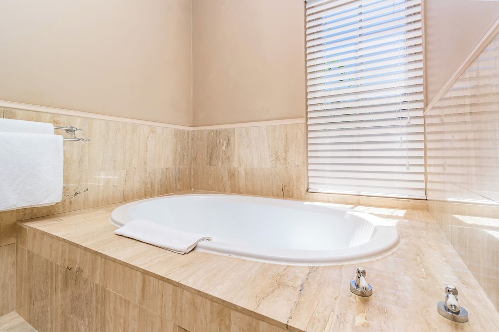 Deep soaking bathtub
