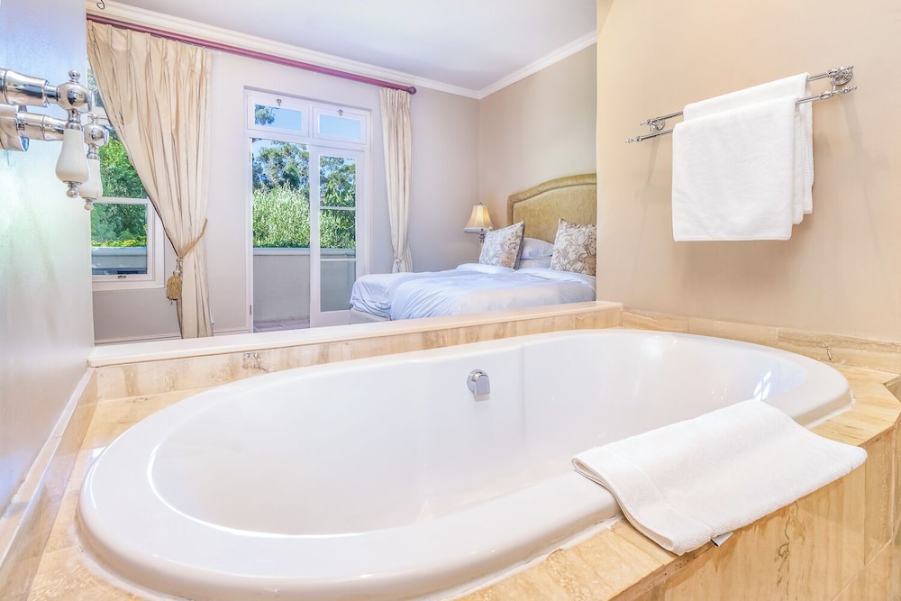 Deep soaking bathtub
