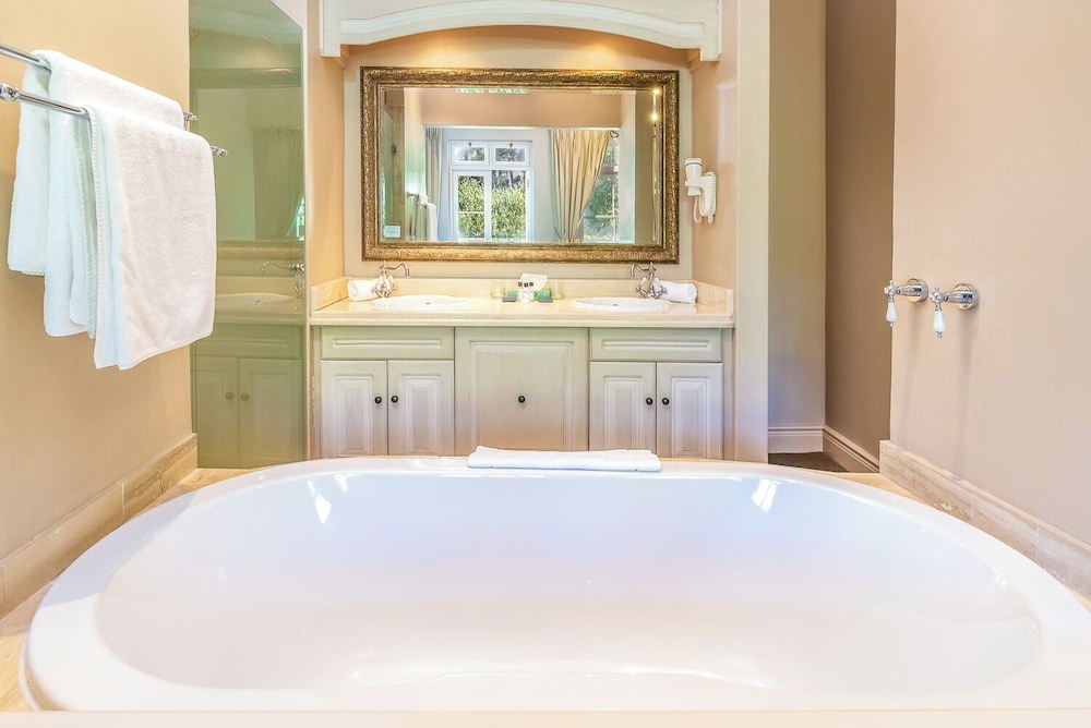 Deep soaking bathtub