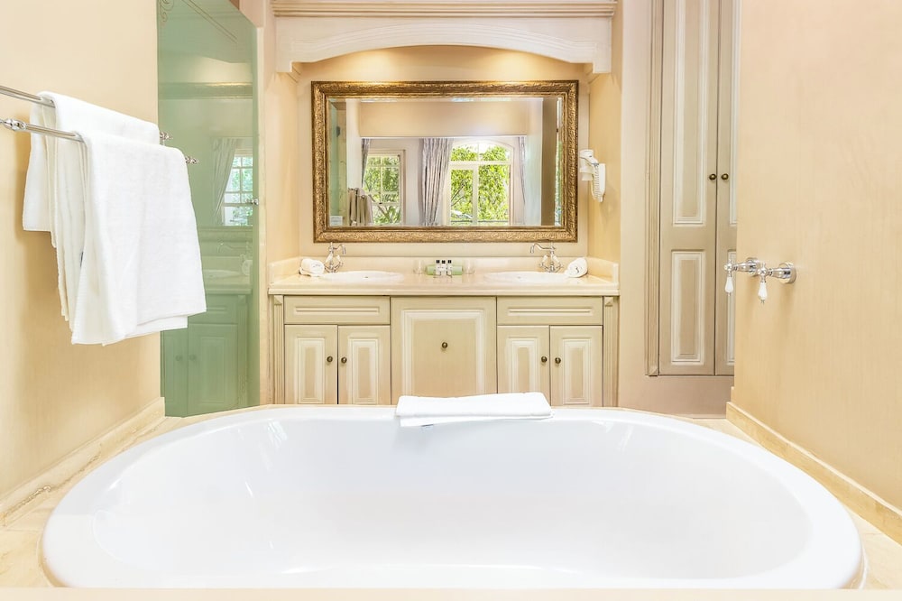 Deep soaking bathtub