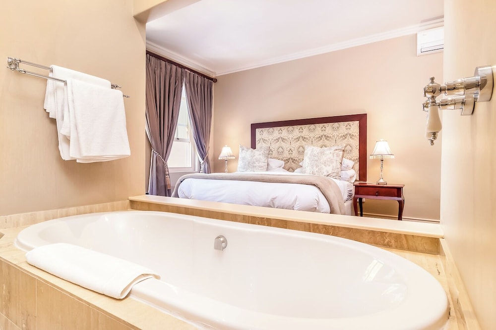 Deep soaking bathtub