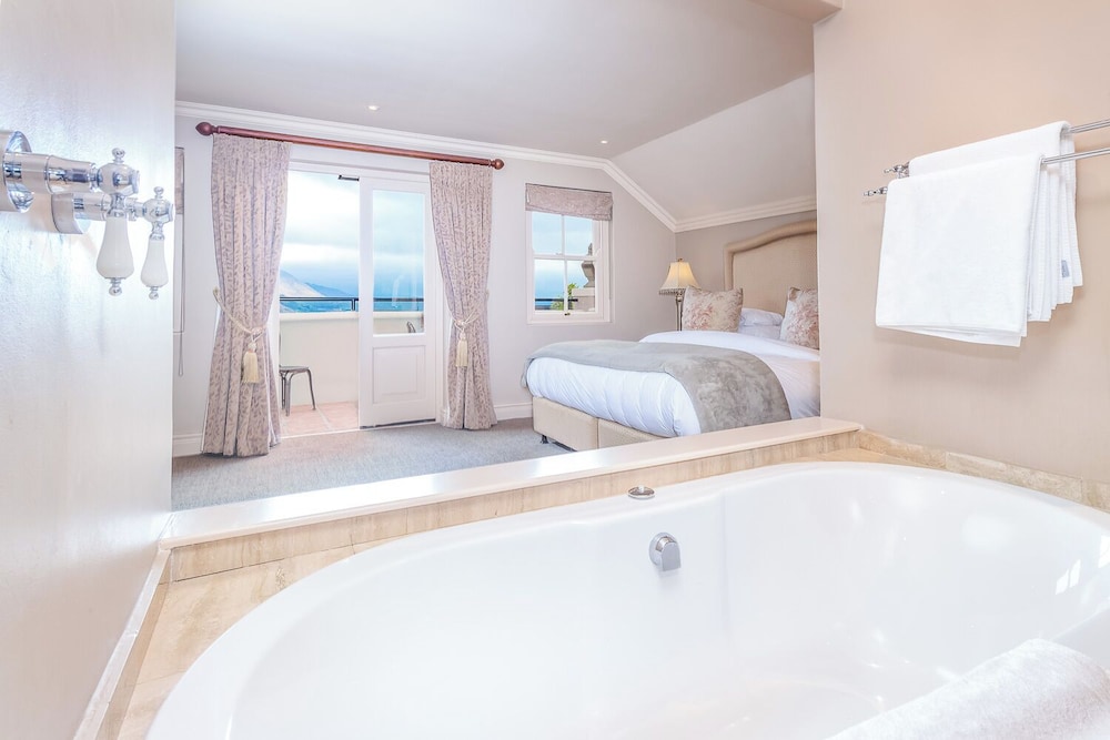 Deep soaking bathtub