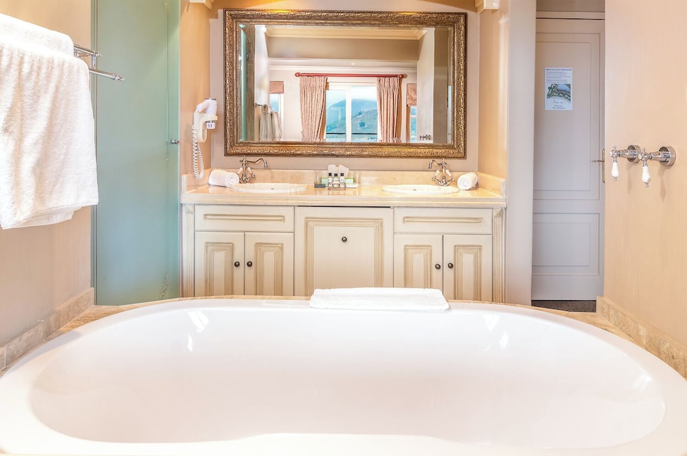 Deep soaking bathtub