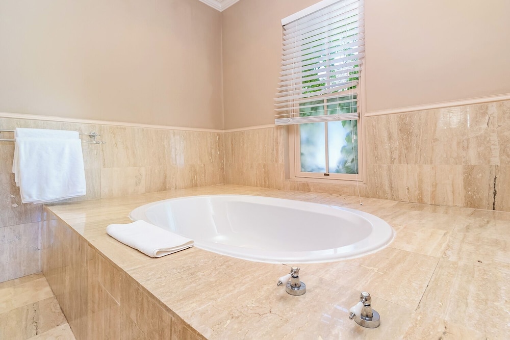 Deep soaking bathtub