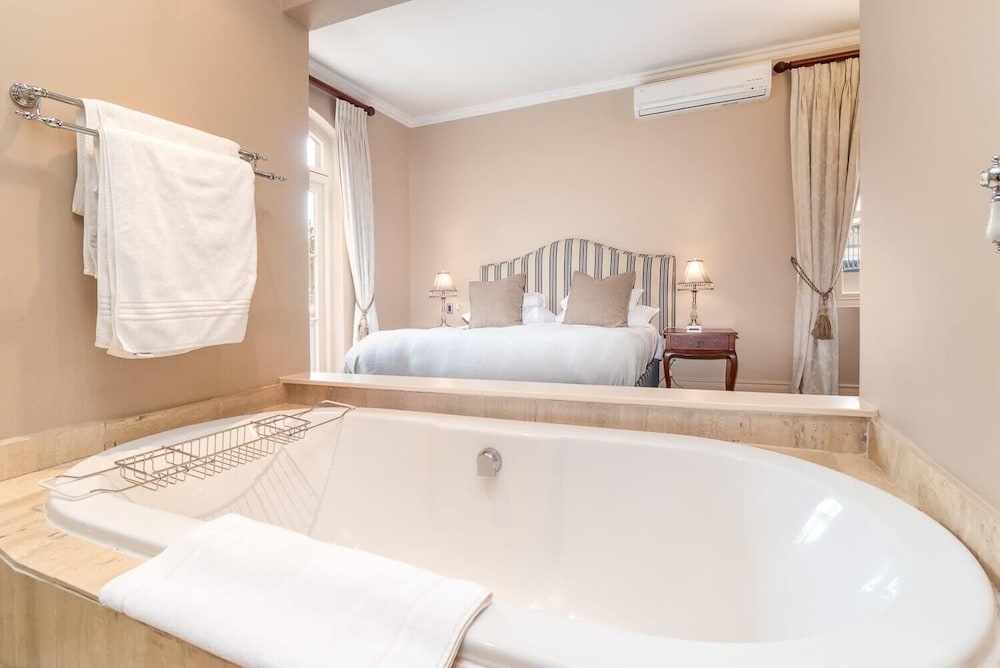 Deep soaking bathtub
