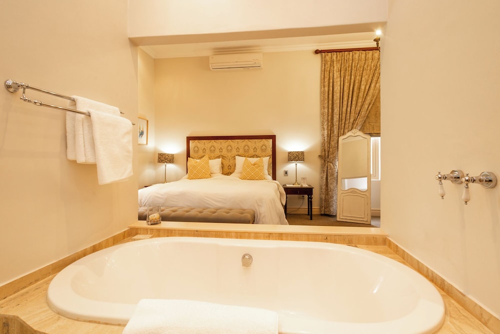 Deep soaking bathtub