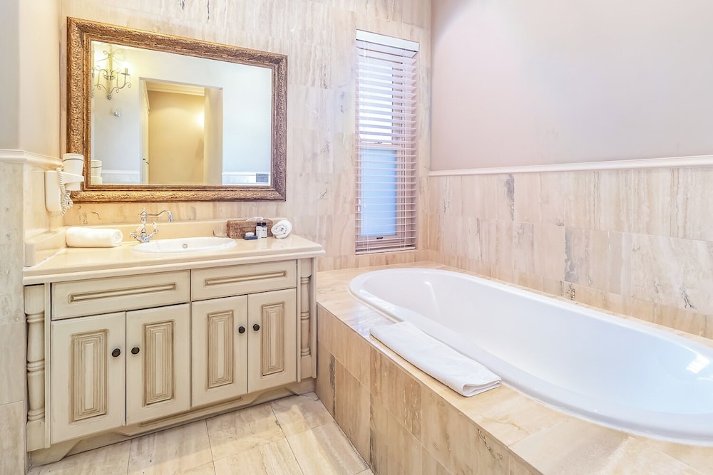 Deep soaking bathtub