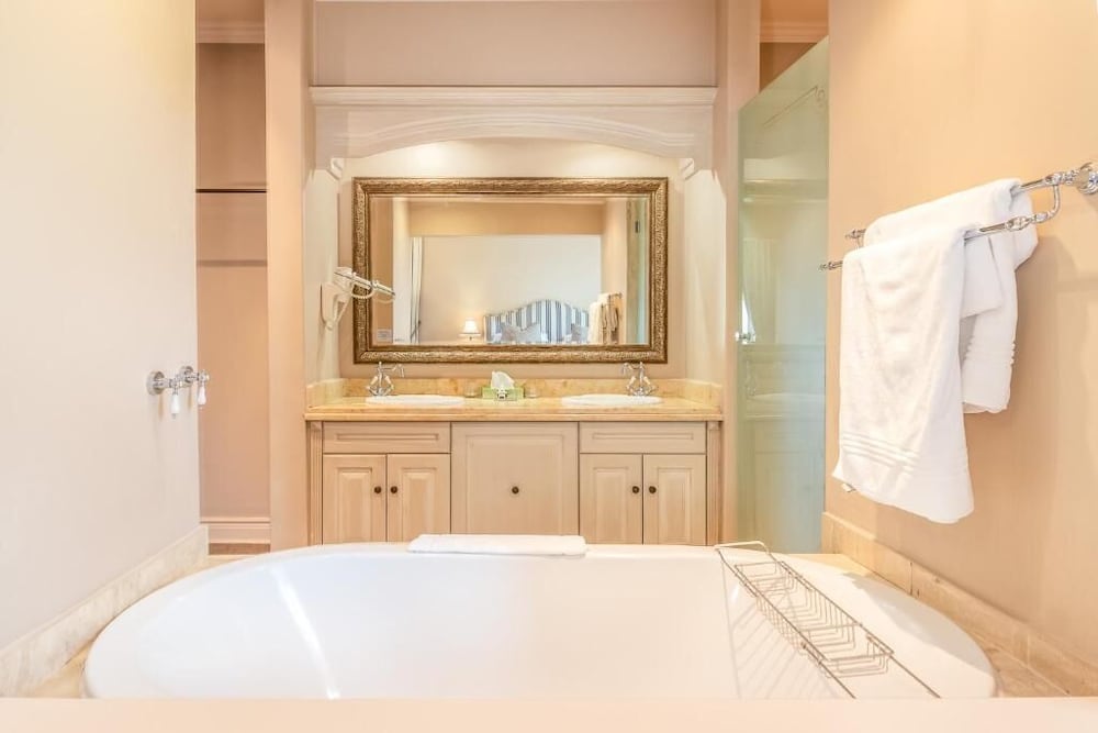 Deep soaking bathtub