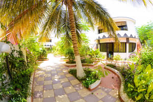 thumbnail: Exterior detail