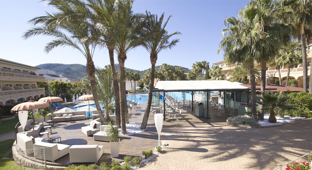 Poolside bar