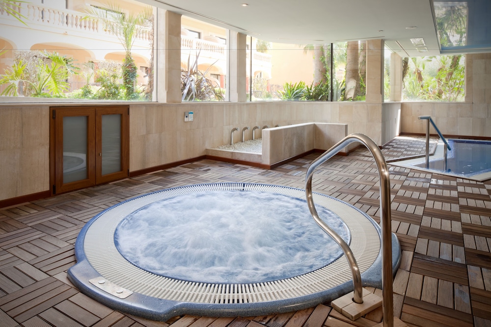 Indoor spa tub