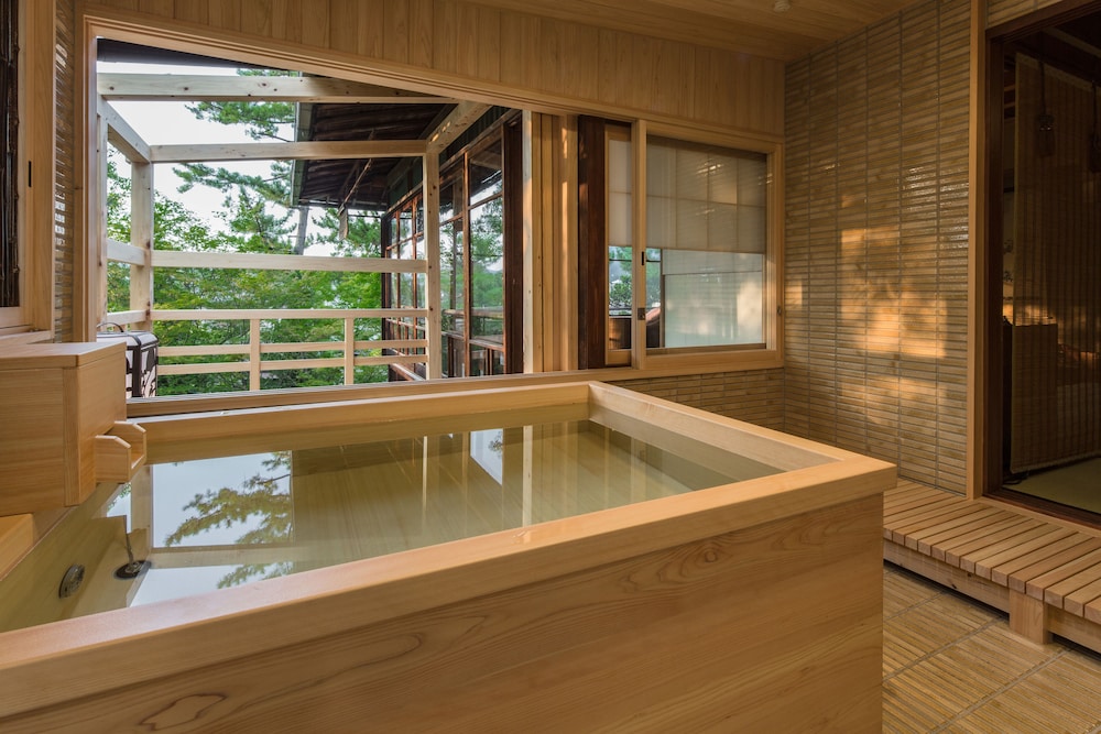 Deep soaking bathtub