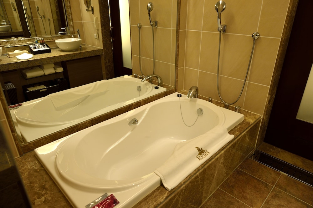 Deep soaking bathtub