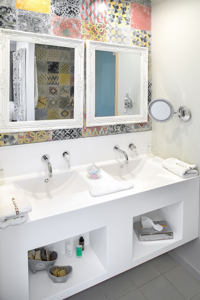 Bathroom sink