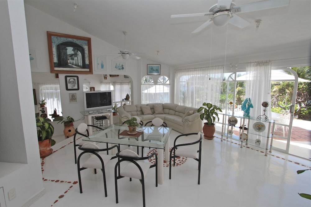 Check-in/check-out kiosk