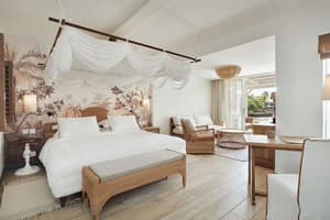 thumbnail: Interior entrance