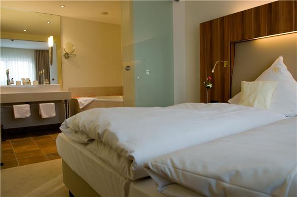 Guest Room,Bed,Indoor/Interior,On-Site,Summer