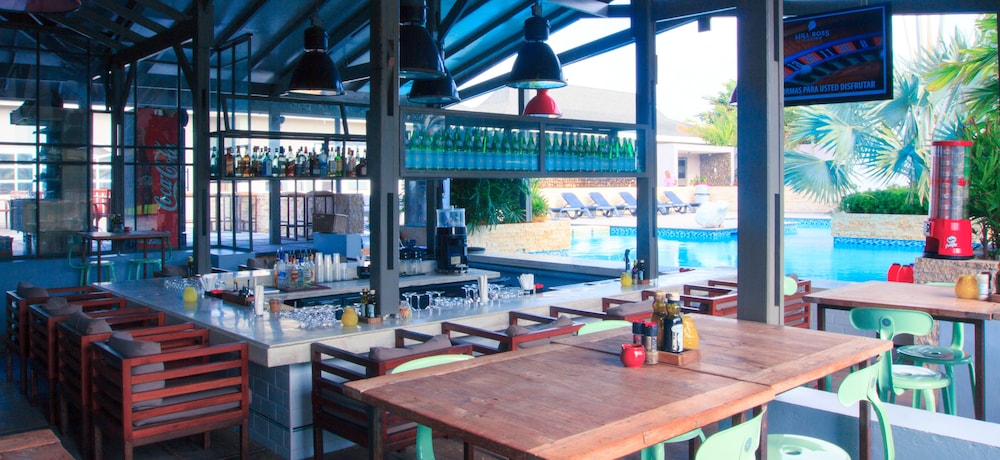 Poolside bar