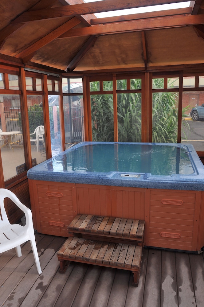 Deep soaking bathtub