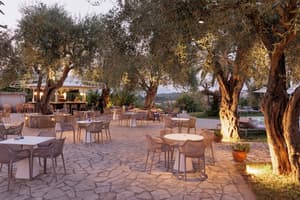 thumbnail: Outdoor dining