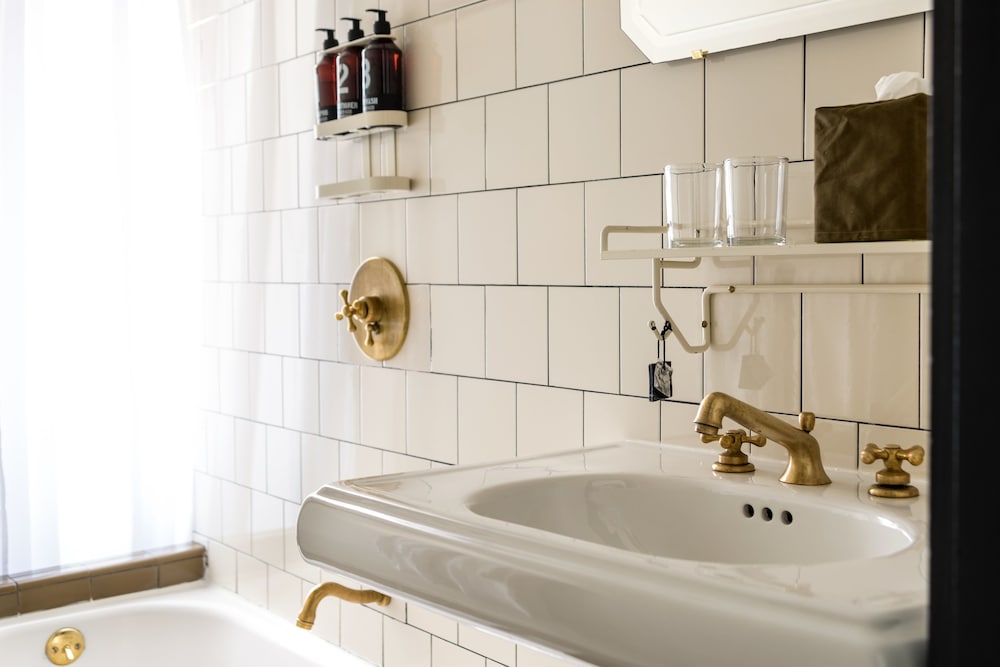 Bathroom sink