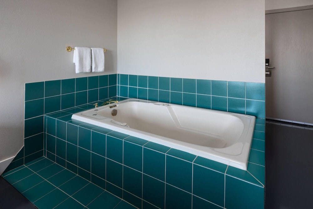 Jetted tub