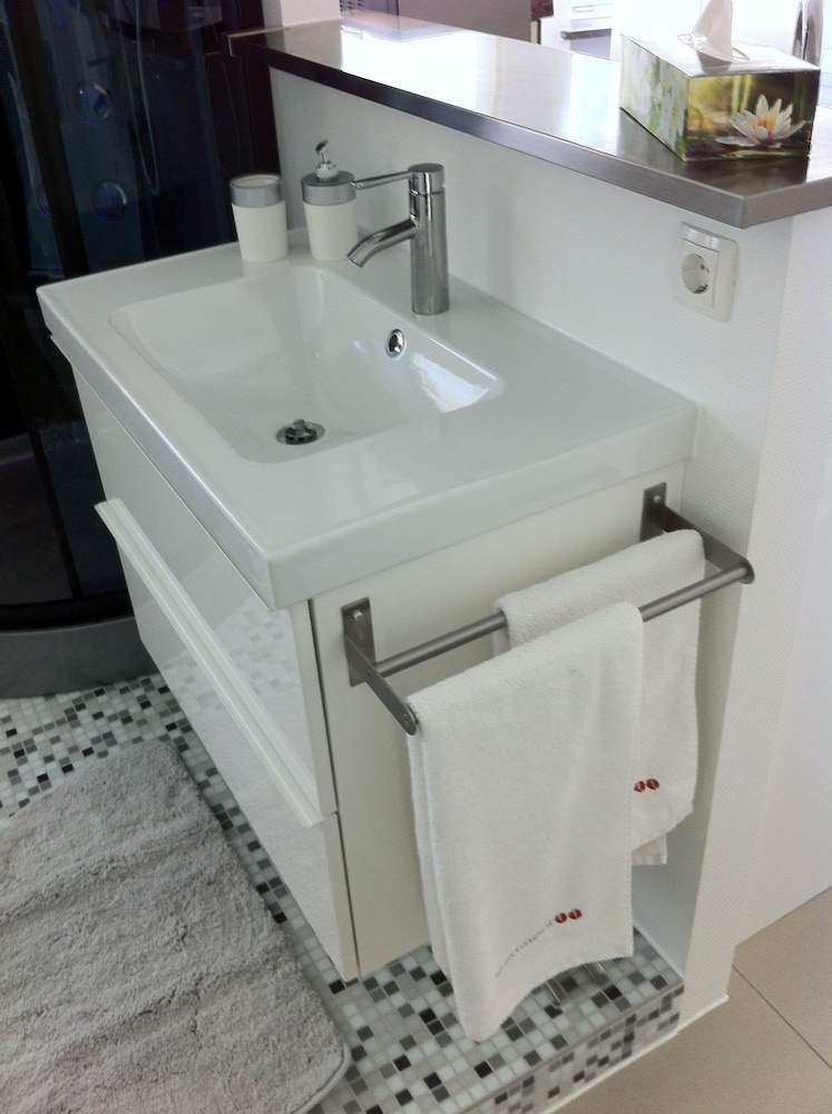 Bathroom sink