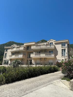 thumbnail: Front of property