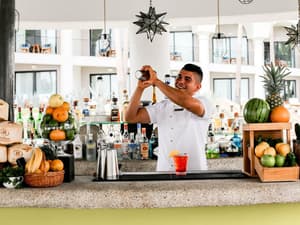 thumbnail: Swim-up bar