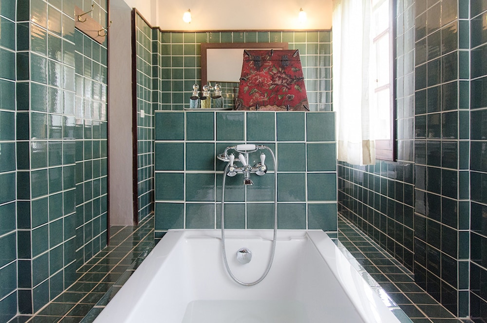 Deep soaking bathtub