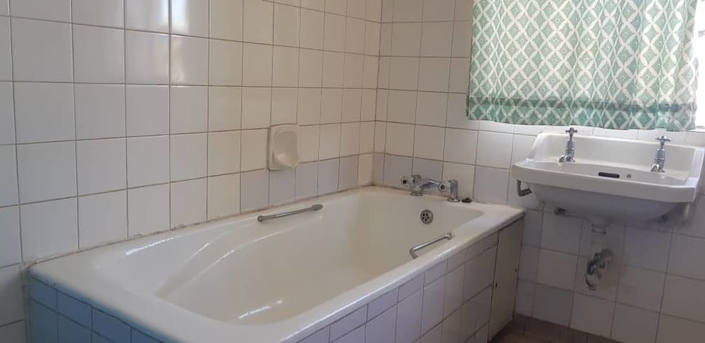 Deep soaking bathtub