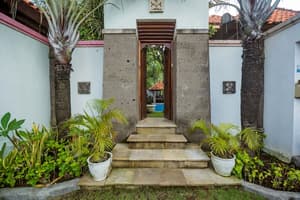 thumbnail: Property entrance