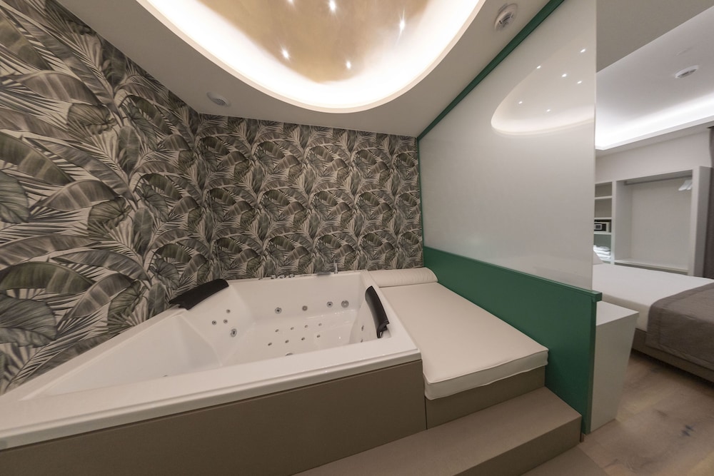 Private spa tub