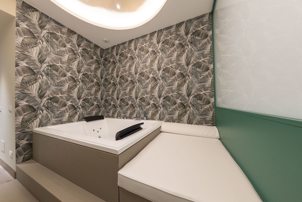 Private spa tub