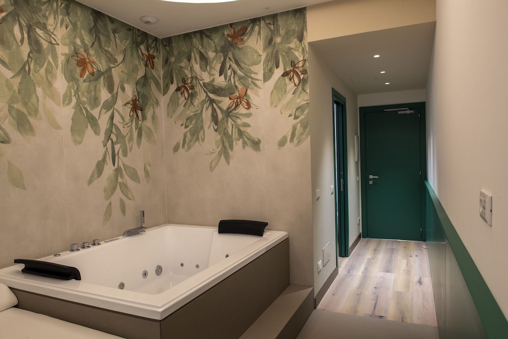 Private spa tub