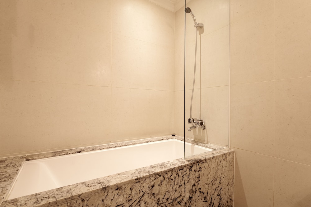 Deep soaking bathtub