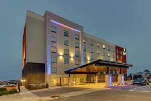 Holiday Inn Express & Suites Nashville Metrocenter Downtown by IHG