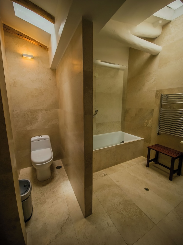 Deep soaking bathtub